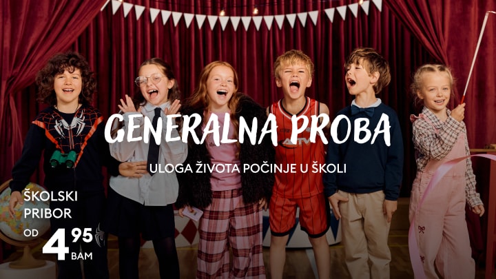 Djeca u školskim kombinacijama predstavljaju školski pribor i odjeću za povratak u školu kroz razigranu scensku atmosferu.
