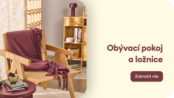 Moderní interiér plný stylového nábytku a dekorací pro obývací pokoj a ložnici. Pohodlné křeslo s dekou, subtilní stolek s drobnými doplňky a dřevěná police s úložným prostorem. Inspirace pro útulné bydlení. Klikněte na „Zobrazit vše“ pro více informací. banner