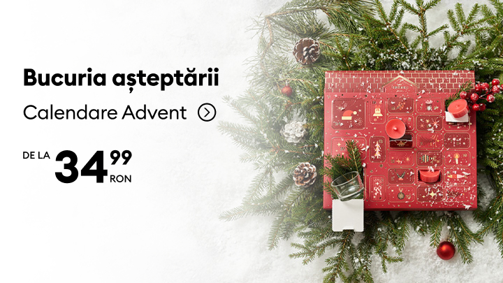 Calendar de Advent disponibil începând de la 34,99 RON. Produsul este amplasat într-un decor festiv, având un design atractiv, ideal pentru a întâmpina sezonul de sărbători. Textul promite bucuria așteptării și magia descoperirii zilnice. Perfect pentru cadouri de Crăciun. banner