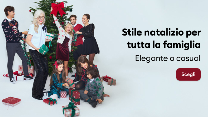 Famiglia riunita attorno all’albero di Natale, circondata da regali, indossa abiti eleganti o casual per celebrare le feste. Testo promozionale: 