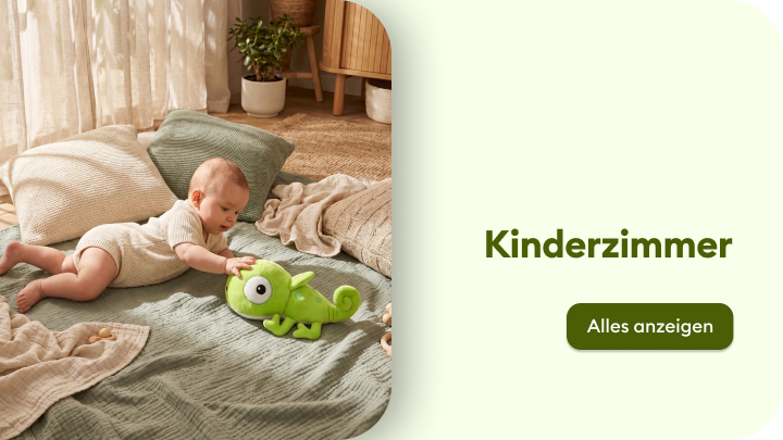 Inspiration für das Kinderzimmer: Baby spielt entspannt auf einer weichen Unterlage mit Spielzeug und vermittelt Geborgenheit sowie eine kindgerechte, sichere Wohnumgebung.