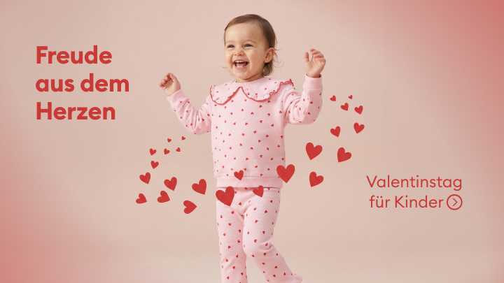 Ein Kind in einem Outfit mit Herzmotiven tanzt fröhlich. Neben dem Kind steht der Schriftzug „Freude aus dem Herzen“ und „Valentinstag für Kinder“. Rote Herzen fliegen um das Kind herum und unterstreichen die spielerische, liebevolle Stimmung des Bildes.