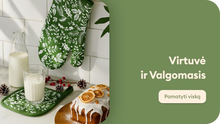 Virtuvės ir valgomojo dekoracijos. Pienas stiklinėje ir butelyje, šventinis pyragas su glajumi ir džiovintais apelsinais, spygliuočių šakos bei kankorėžiai. Žalia orkaitės pirštinė su augalų motyvais. Kompozicija skirta atspindėti jaukią namų atmosferą.