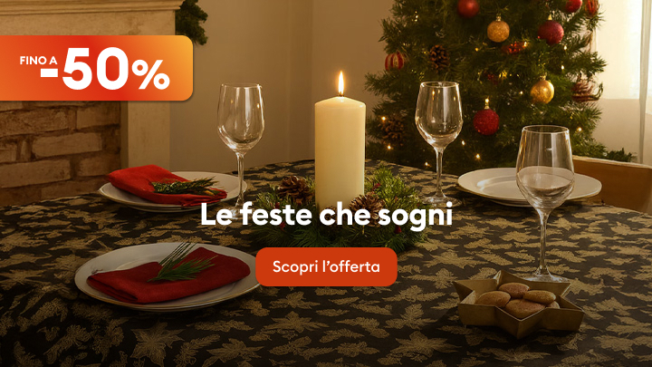 "Tavola natalizia elegantemente apparecchiata con piatti, bicchieri e decorazioni in un’atmosfera accogliente. Al centro, una candela accesa crea un ambiente intimo. Scopri l’offerta speciale per le feste con sconti fino al 50%."