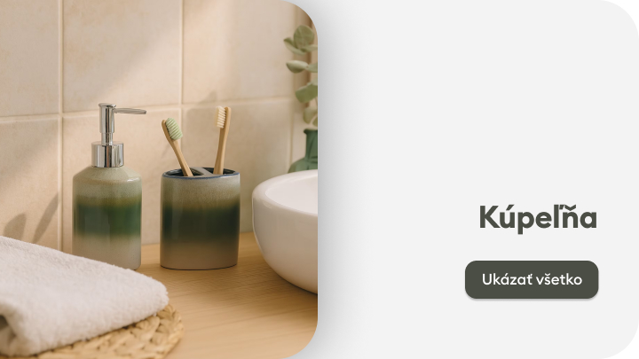 Keramický dávkovač na mydlo, pohár na zubné kefky a biela umývadlová misa na drevenej doske v kúpeľni. Vedľa je zrolovaný uterák na podložke a dekoratívna rastlina. Štýlové doplnky vytvárajú moderný a príjemný pocit. Text: 