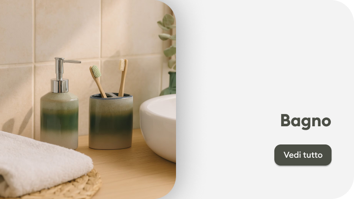 Accessori per il bagno: dispenser per sapone liquido, contenitore per spazzolini e lavandino circolare. Elementi organizzati su un piano di legno con asciugamano piegato e decorazioni naturali. Ideale per un ambiente accogliente e funzionale. Scopri di più cliccando su 