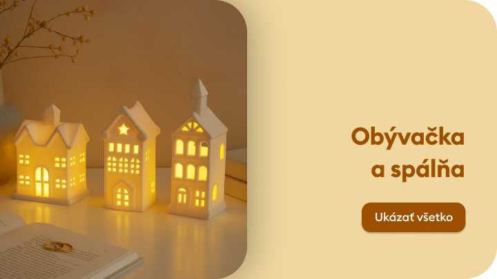 Dekorácia s tromi keramickými domčekmi so žiarivým osvetlením vnútorných priestorov na stole vedľa otvorenej knihy. Na obrázku je aj nápis „Obývačka a spálňa“ a tlačidlo „Ukázať všetko“. Text nabáda na preskúmanie dekorácií pre váš interiér.