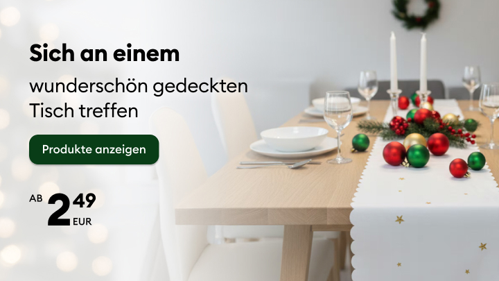 Ein festlich gedeckter Tisch mit Kerzen, Gläsern, weißem Geschirr und weihnachtlicher Dekoration aus Kugeln und Tannenzweigen lädt zum Zusammensein ein. Angebot ab 2,49 EUR. Button mit der Aufschrift „Produkte anzeigen“. Ideal für gemeinsame Feiern oder Abendessen. banner