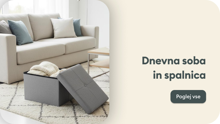 Škatla za shranjevanje s pletenimi odejami v moderni dnevni sobi z udobnim kavčem in mizico. Besedilo na sliki vabi k ogledu izdelkov za dnevno sobo in spalnico. Na desni strani je gumb z napisom »Poglej vse«.