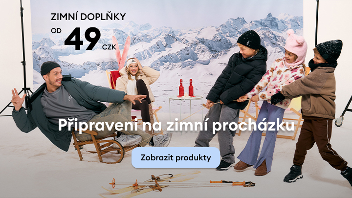 Zimní doplňky od 49 CZK. Scéna představuje radostnou zimní atmosféru s lidmi připravenými na procházku v horách. Na popředí obrázku jsou zobrazeny zimní doplňky, jako lyže a hůlky. Pozadí tvoří zasněžené hory. Tlačítko navádí uživatele k prohlížení produktů. banner