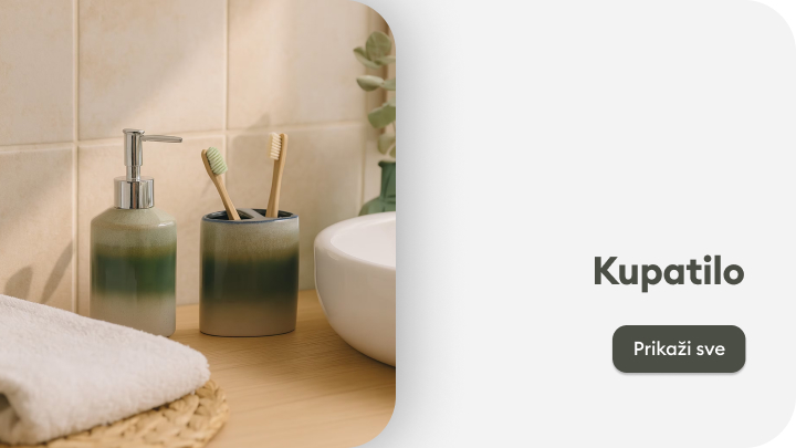 Set sapuna sa dozatorom, čaša sa četkicama za zube, peškir i lavabo postavljeni na drvenoj površini. Pored toga nalazi se biljka u kupatilu. Desno od slike je dugme sa tekstom 